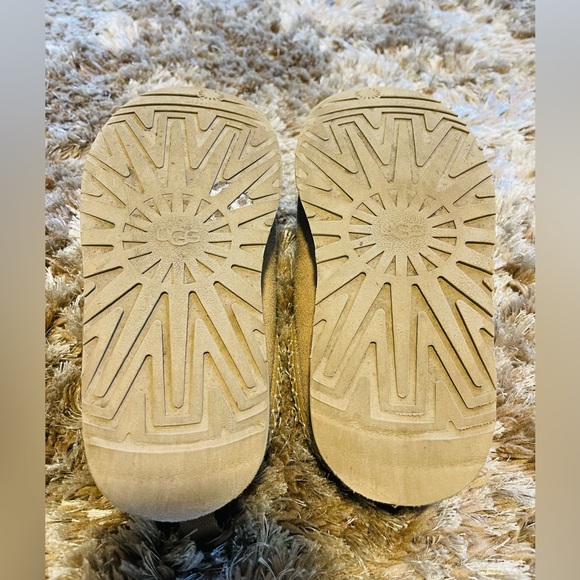 UGG Kids Beige Slippers - Picture 4 of 4